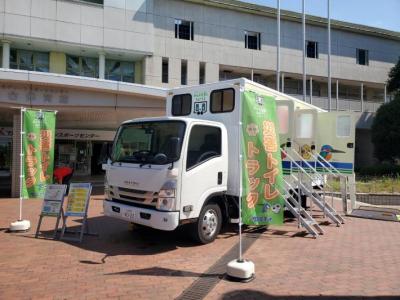 トイレトラックと案内板、のぼり旗が設置されている