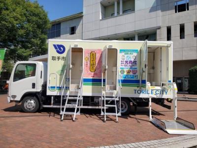 トイレトラックの助手席側トイレに出入り用の階段を設置している