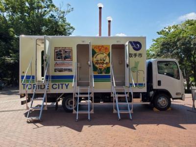 トイレトラックの運転席側トイレに出入り用の階段を設置している