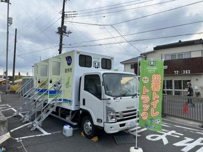 トイレトラックの運転席側トイレに出入り用の階段を設置している