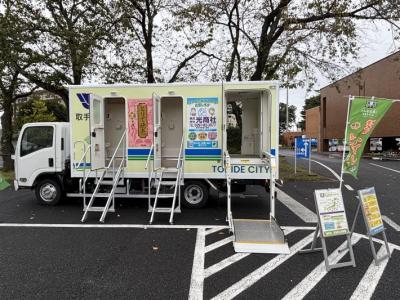 トイレトラックの助手席側トイレに出入り用の階段を設置している