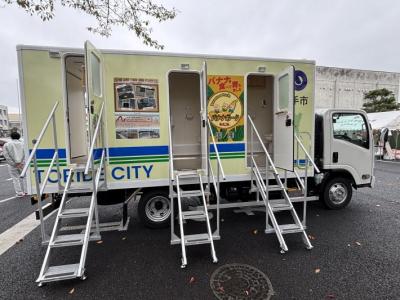 トイレトラックの運転席側トイレに出入り用の階段を設置している