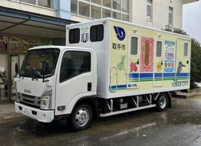 トイレトラックを会場の体育館の玄関に停車している