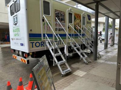 トイレトラックの入り口から出入り用の階段を設置している