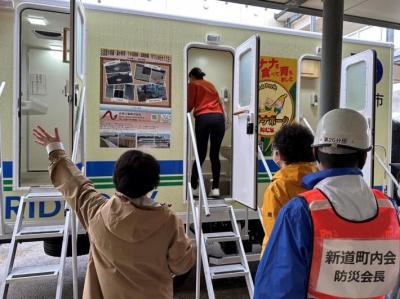 トイレトラックの室内の様子を参加者が確認している