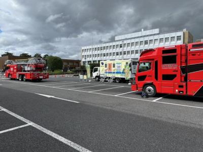 トイレトラックと消防車が並んでいる