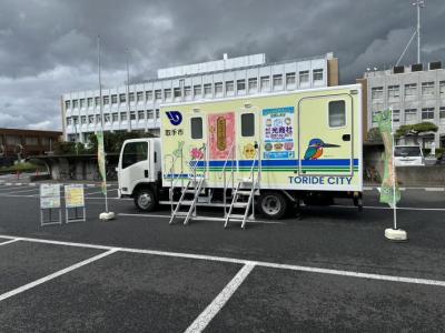 トイレトラックの助手席側トイレに出入り用の階段を設置している