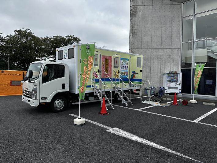 展開したトイレトラックの助手席側の写真