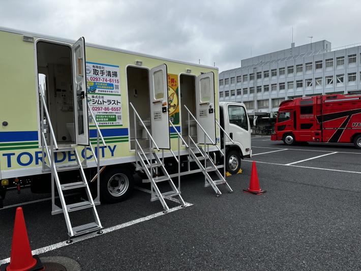 展開したトイレトラックの運転席側の写真