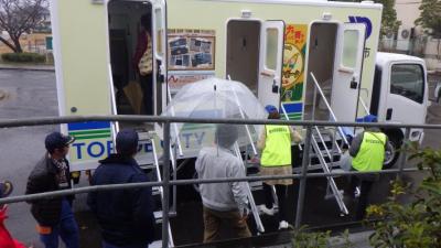 災害用トイレトラックを紹介する様子 