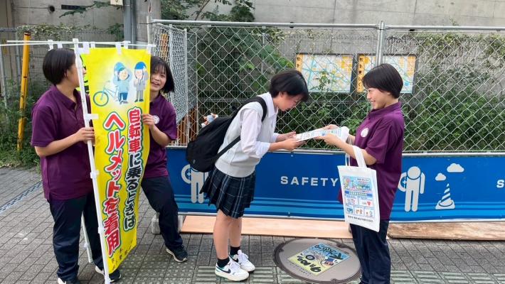取手一高の生徒が交通安全を呼びかける様子