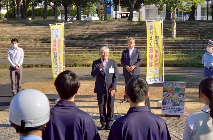 教育長が挨拶する様子