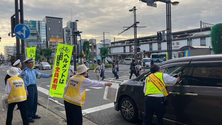 企業や団体の皆様が運転手に啓発する様子