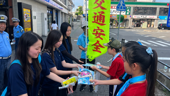 取手西小学校の児童が高校生に交通安全を呼びかける様子