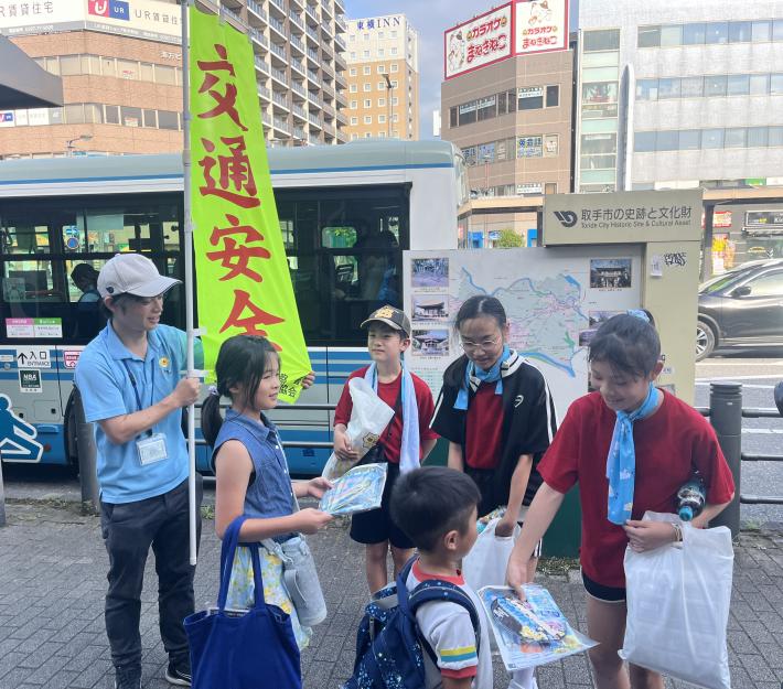 取手西小学校の児童が子どもに交通安全を呼びかける様子
