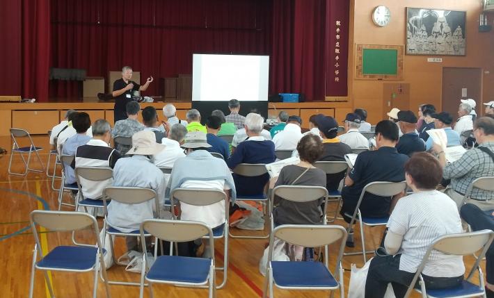 水戸地方気象台の松本気象予報士が気象情報について講演している写真