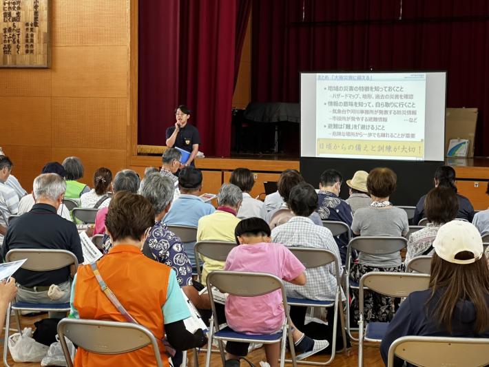 取手警察署職員が防犯に関する講演を行っている写真