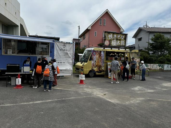 キッチンカー2台が出店している写真