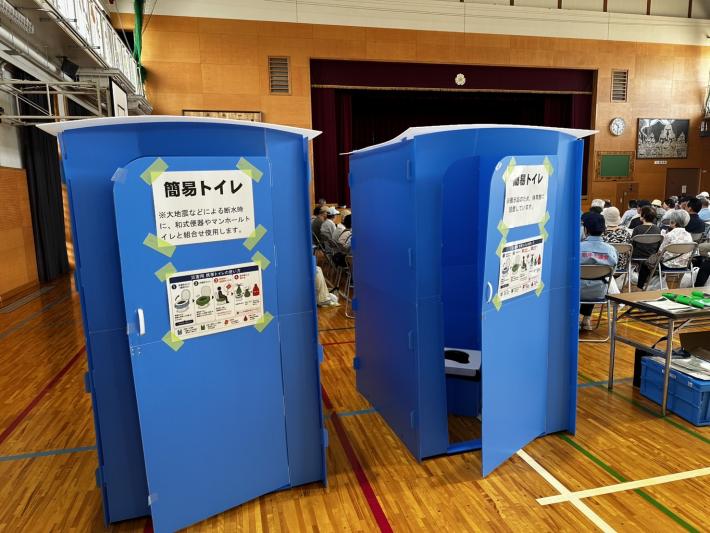 簡易トイレを展示している写真