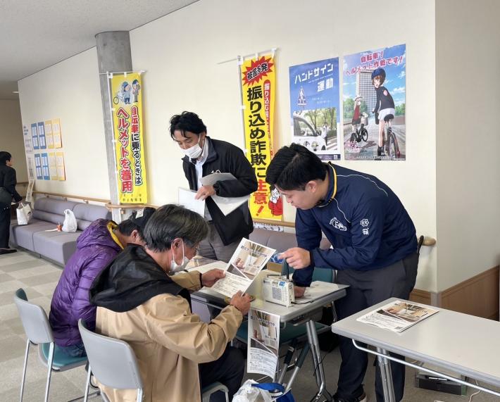 防災ラジオを紹介している様子の写真