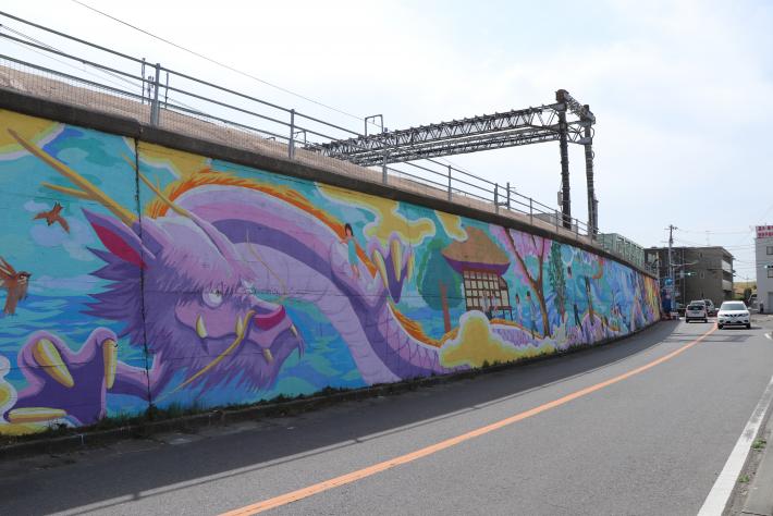 JR取手駅西口側擁壁に描かれた壁画。大きな龍が描かれている