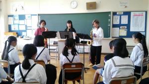 生徒の前で3人の芸大生が演奏を行う音楽指導の様子