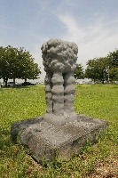 黒い雲が立ち上がる様子を表現した石彫刻作品