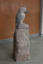 アオバネワライカセミの石彫作品