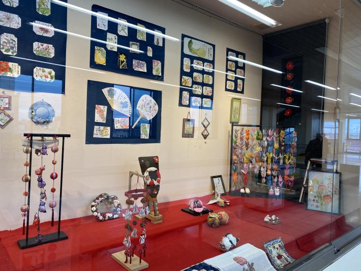 果物や野菜のイラスト、毬や縫物の作品などが展示されています。