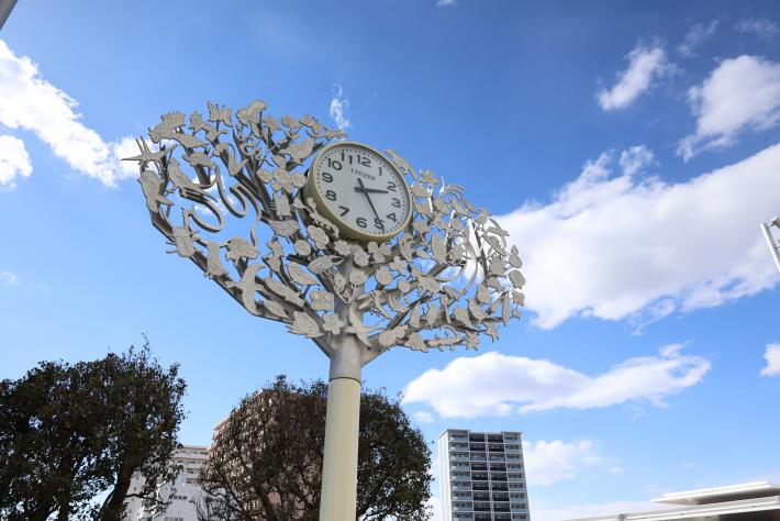 樹木の形状のアート意匠で飾られた時計塔