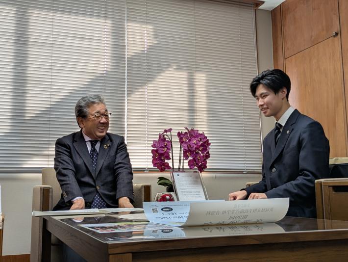 歓談中の2人の男性