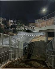 夜の風景。歩道橋の階段の上から交差する道路と歩道を見下ろした構図で、右上で街灯が明るく光っている。