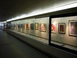 絵画作品などがケースの中に30点以上展示されている取手市民ギャラリー