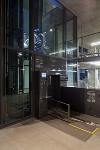 建物内部にある機械式駐輪機の昇降シャフト入口の写真