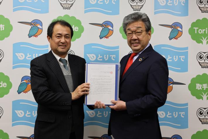 中村市長に要望書を提出する準備組合の宇田川俊明理事長の写真