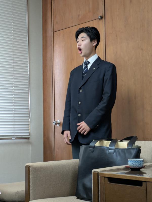 制服姿の男子高校生が歌っている様子