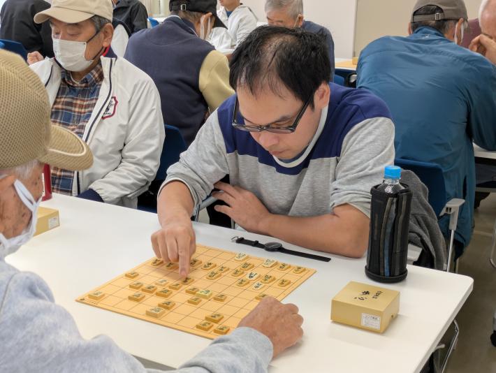 たくさんの男性が将棋の対局をしている様子