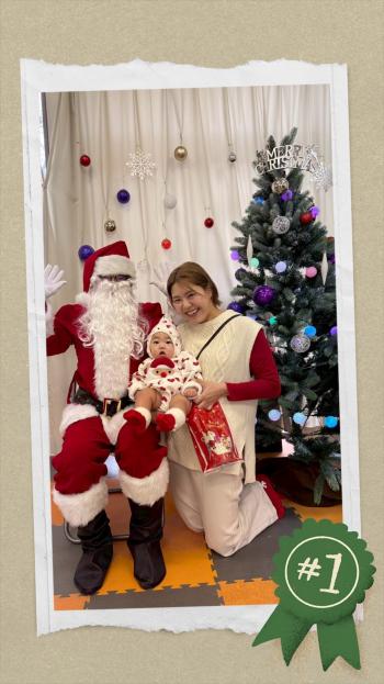 親子がサンタさんと記念撮影