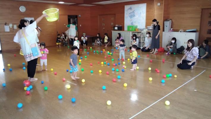 玉入れ用のボールを出している写真