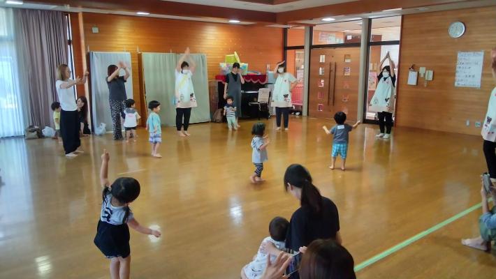 先生と子どもたちがダンスをしている写真
