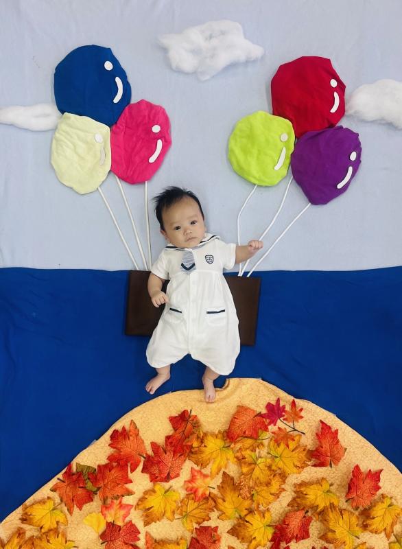 赤ちゃんと風船の写真