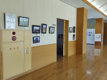 土浦市新治地区公民館で開催の写真展「火の見櫓のある風景」の光景