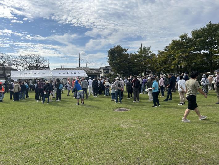 公園内に集まる多くの人たち