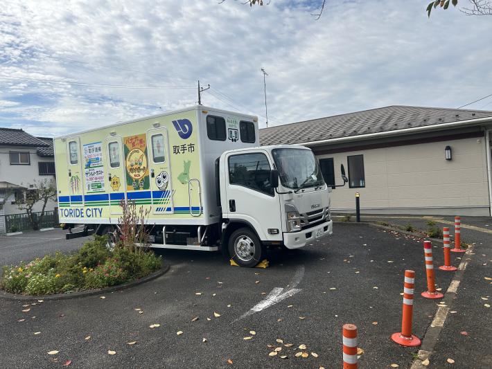 自治会館の前に停まっているトラック