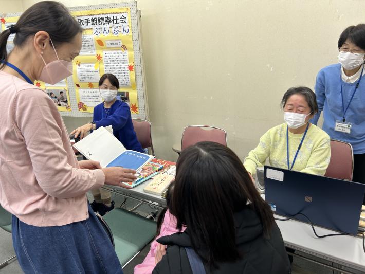 音声読み上げの収録をする男性