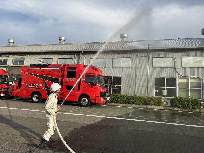 放水訓練をする従業員