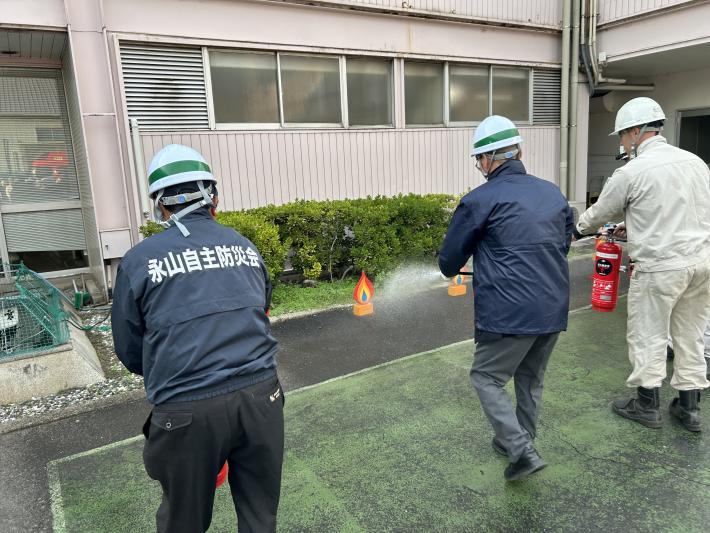 消火器で炎を消す様子