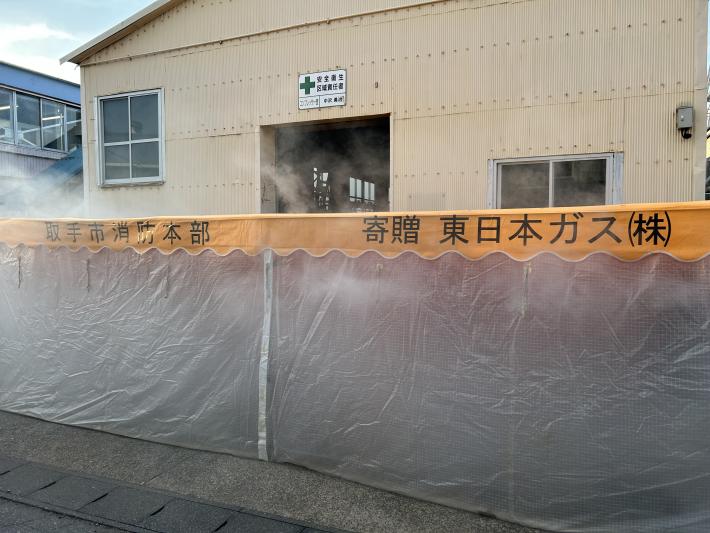 煙が満ちたテント