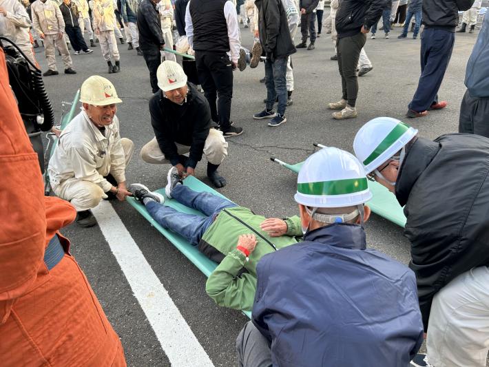 担架に載った人とその周りを囲む人