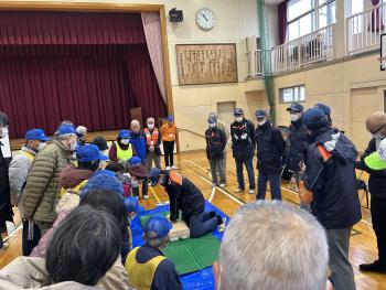 救命講習を受ける地域住民